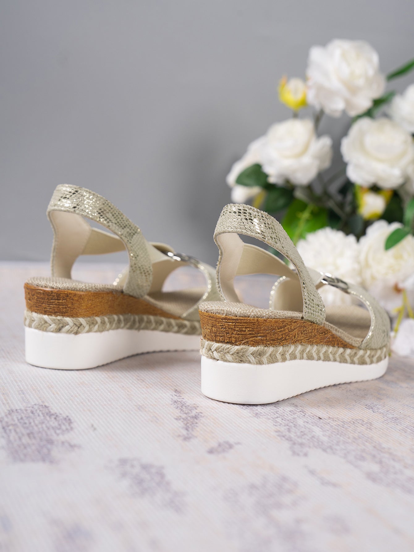 Sandales À Talon Compensé – Légèreté d'Été & Style Naturel